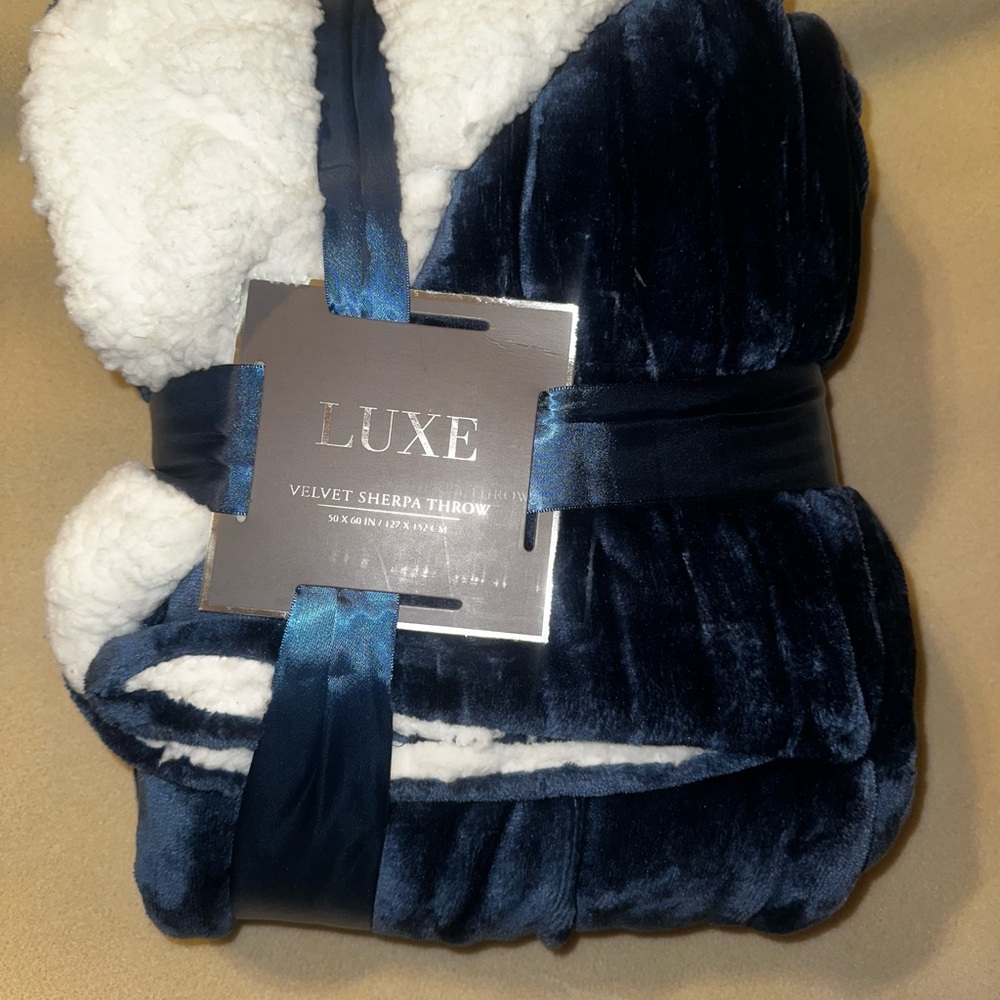 Luxe Velvet Sherpa Throw Blanket - Navy Blue